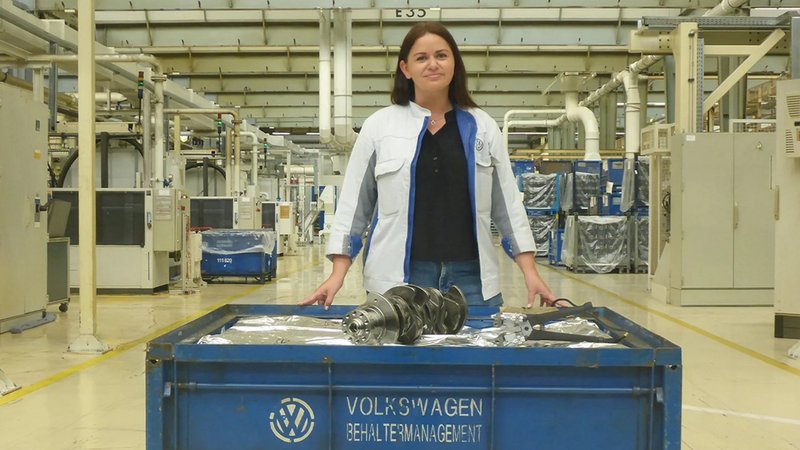 La Sra. Mirela Nowak con el embalaje de almacenamiento a largo plazo en VW 