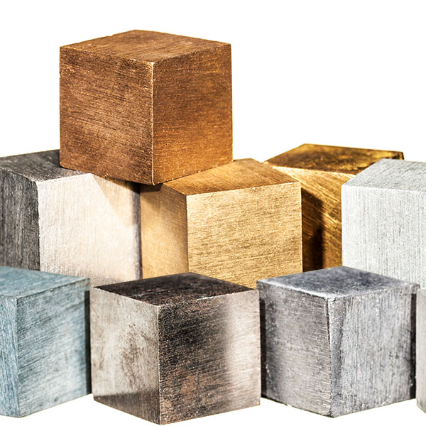 Tipos de principios activos Metales Diferentes tipos de metal en forma de cubos